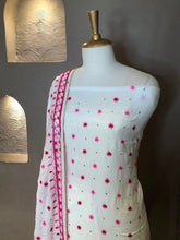 गैलरी व्यूवर में इमेज लोड करें, Phulkari Suit
